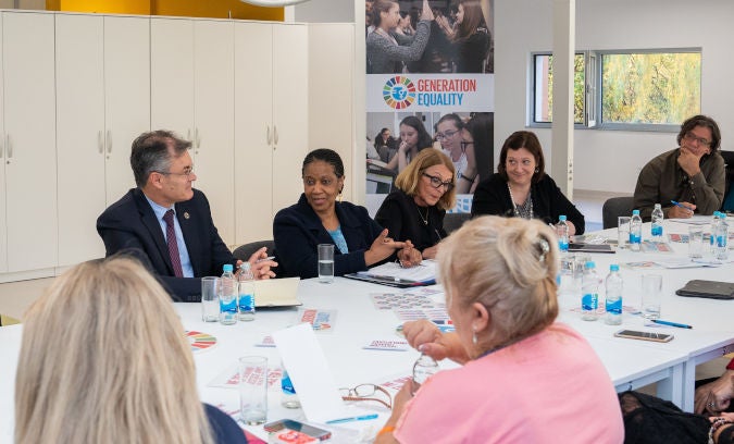 Ms. Mlambo-Ngcuka meets with Civil Society Organizations anddiscusses the challenges and opportunities they face in the context of the Beijing+25 commemoration. Photo: UN Women/Adnan Bubalo