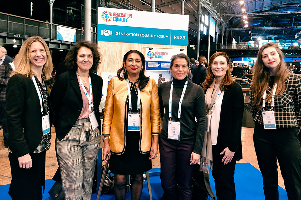 Anita Bhatia meets UN Women French National Committee members at the Generation Equality stand at the Paris Peace Forum. Photo: UN Women/Laurence Gillois