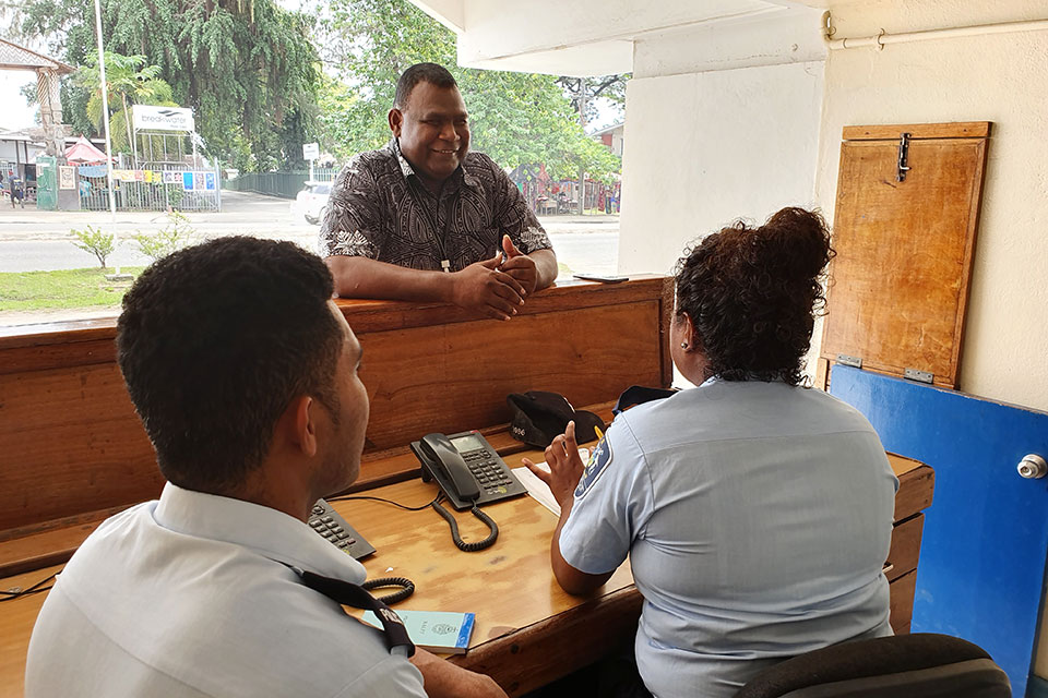 Solomon Sisimia, Provincial Police Commander, speaks with officers at the Central Police Station in Malaita. Photo: UN Women/Jacqui Berrell