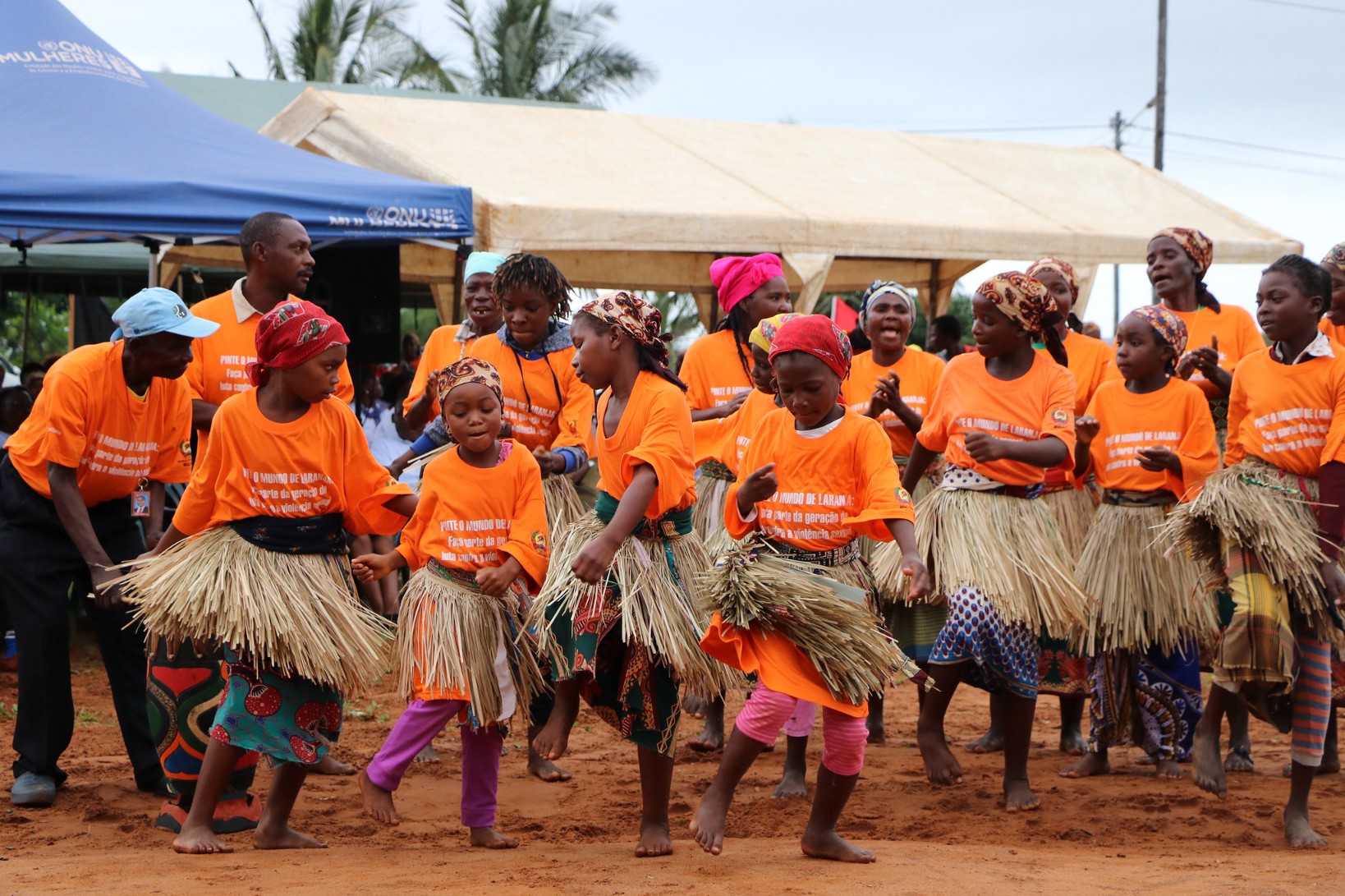 Local cultural group composed of three generations performs dances to open the event. Photo: Leovigildo Nhampule