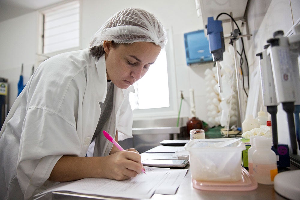Jill Sparron is a Laboratory Technician at SOCOMEP, an enterprise that provides services for the Seychelles’ largest industry — industrial tuna fishing. SOCOMEP stands out for its inclusion of women across all areas of the company’s work, including its managerial and scientific units. Jill works in SOCOMEP’s laboratory performing histamine and salt and organoleptic analysis on samples of tuna. Photo: UN Women/Ryan Brown