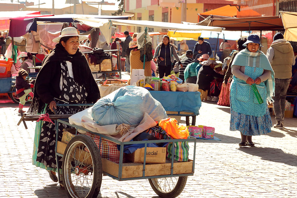 Una mujer del mercado en El Alto, Bolivia. Foto: ONU Mujeres/ Elena Hertz