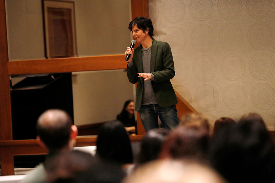 Comedian Tig Notaro performs at the "Comedy for Equality" event in New York City on 25 March. Photo: UN Women/Ryan Brown