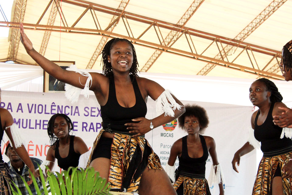 Le centre social Bleu Azur (ASCHA) recrée une danse guerrière traditionnellement dansée par les hommes seulement, lors du lancement de la campagne « Assez ! » en juillet 2018, qui vise àmettre fin aux violences sexuelles dans les lieux publics et privés.