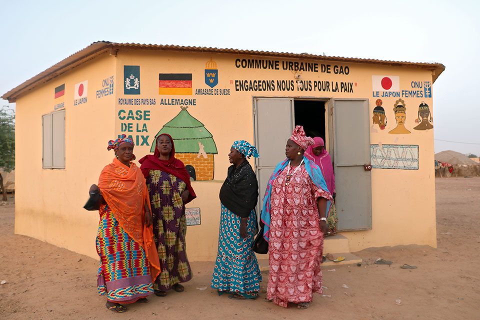 Women outside the Women Peace Hut in Gao, Mali. Photo: UN Women/Sandra Kreutzer 