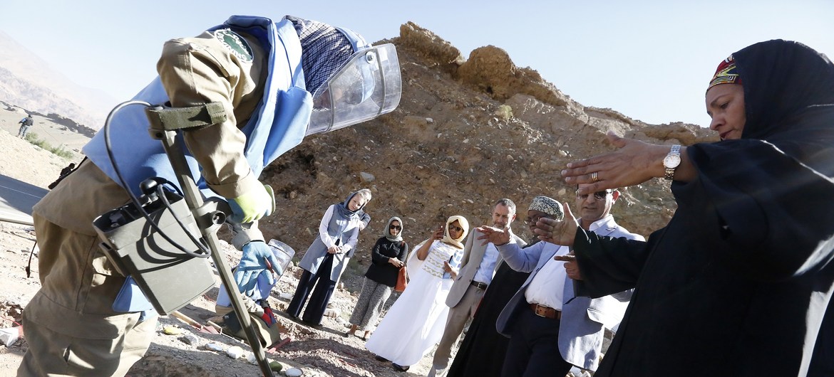 UN Deputy Secretary General Amina J. Mohammed (right) speaks to deminers during a visit to demining site in Bamyan, Afghanistan, 21 July 2019. Photo: Fardin Waezi/UNAMA.