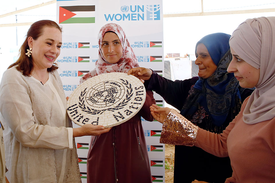 María Fernanda Espinosa Garcés, President UN General Assembly, receives a mosaic made by the women enrolled in the UN Women Oasis Center for Resilience and Empowerment of Women and Girls in the Za'atari refugee camp. Photo: UN Women/Lauren Rooney
