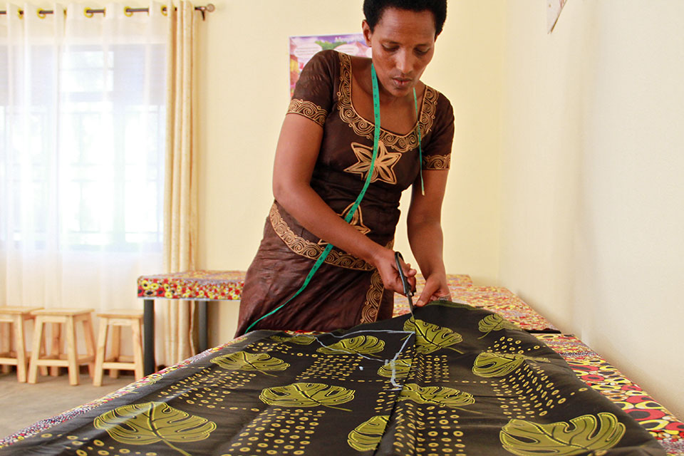 A women from from the Igisubizo Cooperative  practices weaving and sewing in the newly built Women Opportunity Center in Kigeme Refugee Camp. Photo: UN Women/Novella Nikwigize