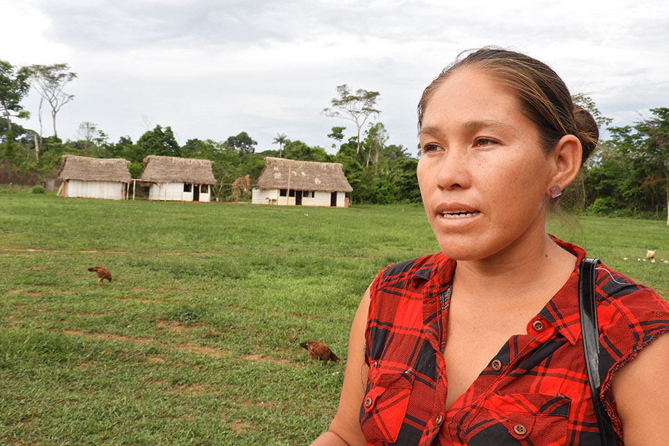 Sandra Justiniano cree que la selva amazónica es parte integral de la vida y la cultura de su gente. “Debemos cuidarlo, detener la tala de árboles, la quema …”, dice ella. Foto: ONU Mujeres/Teófila Guarachi.