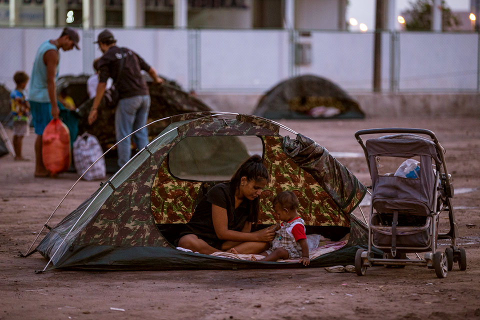 In migration, women face extra vulnerabilities related to sexual violence and exploitation. When they arrive at Boa Vista, most of them have to live in the streets until they find a place in a shelter. Photo: UN Women/Felipe Abreu