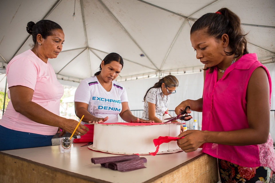 Having attended UN Women's educational workshops for economic empowerment, migrant and refugee women are using their talents to create projects together and become financially independent. Photo: UN Women/Felipe Abreu