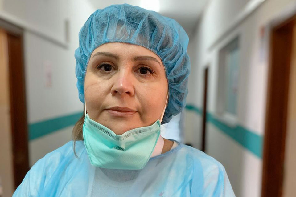 La médica Entela Kolovani trata a personas a las que se les ha diagnosticado COVID-19 en Tirana, Albania. Fotografía cortesía de Entela Kolovani.