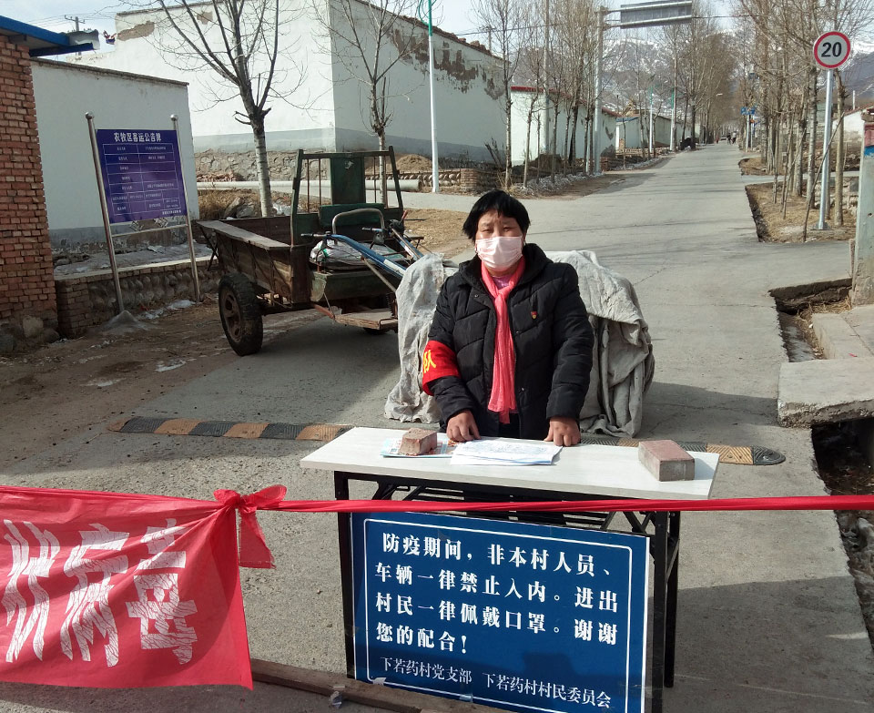 Yan Shenglian au poste de contrôle de son village au cours de l’épidémie de COVID-19. Photo : ONU Femmes/Feng Xinlin