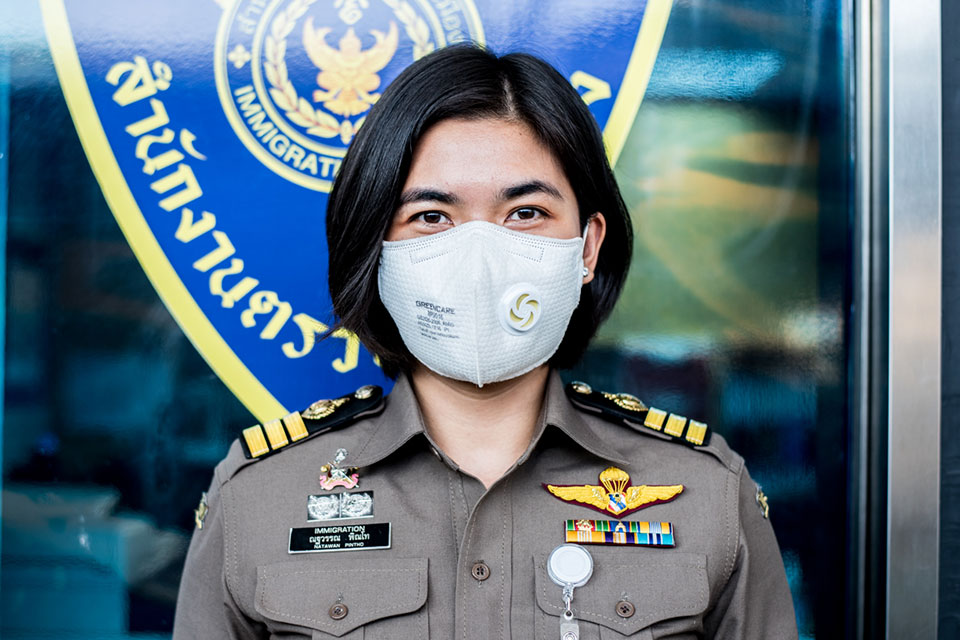 Natawan Pintho, an immigration officer at the airport in Bangkok, Thailand. Photo: UN Women/Ploy Phutpheng