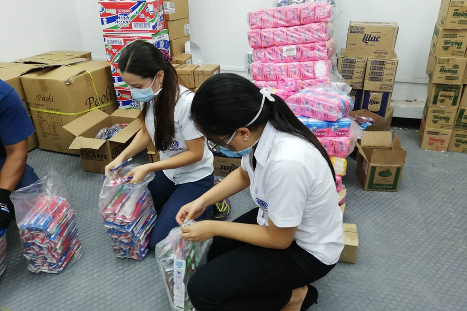 Toothbrushes and menstrual pads are sorted to pack dignity kits for women in prisons and quarantine centres. Photo: UNFPA El Salvador