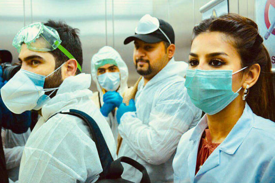 La dentista Shahd Al-Jawari participa en una actividad para sensibilizar sobre el nuevo coronavirus con colegas en Bagdad, Irak. Fotografía: cortesía del Foro de mujeres periodistas de Irak.