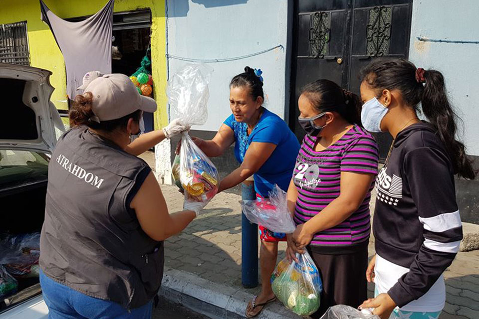 Since the outbreak of COVID-19, the civil society organization ATRAHDOM (Asociación de Trabajadoras del Hogar, a Domicilio y Maquila) has coordinated efforts to bring relief to the women most affected by the pandemic’s social and economic impact.   Photo: ATRAHDOM 