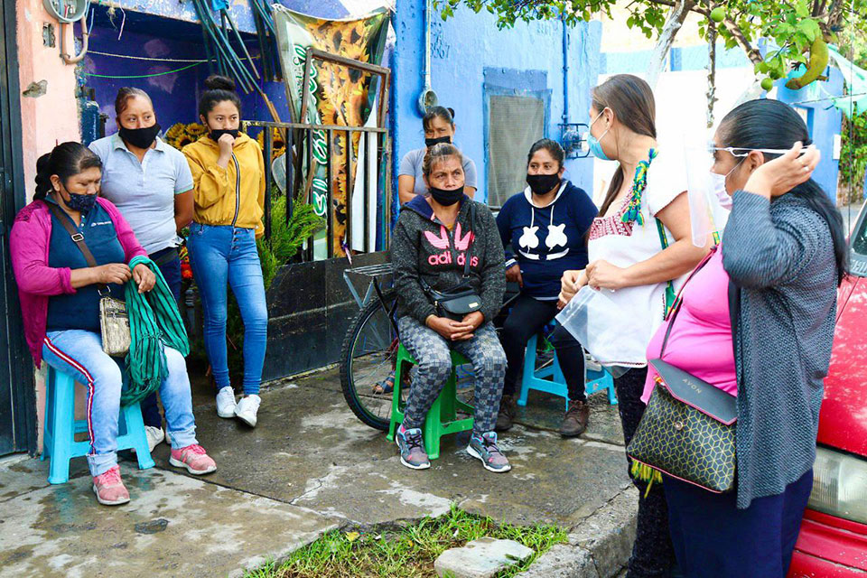 Gabriela Juárez Piña addressing residents of a neighbourhood in Jalisco during the information campaign. Photo: UN Women/Coordination of Extension and Social Action UDG