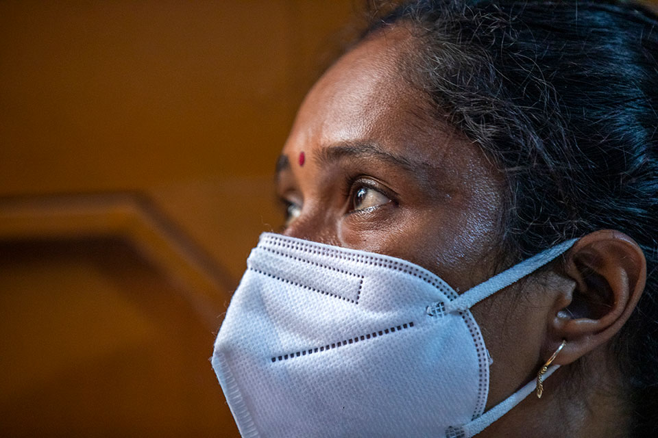 Shobha, a SEWA community mobilizer, who works at a ration distribution centre in Jahangir Puri, New Delhi, India.  UN Women/Prashanth Vishwanathan