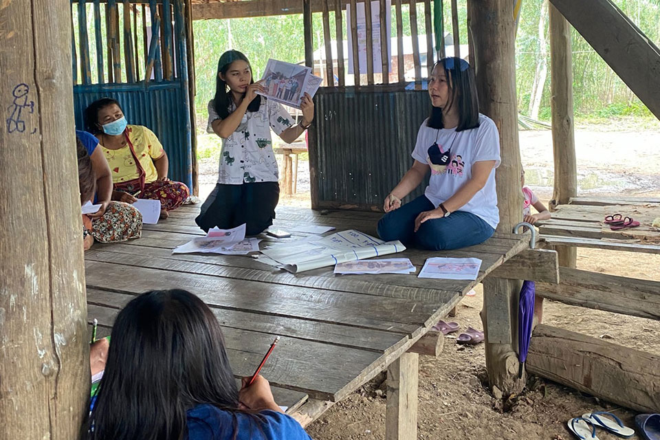 San May Khine présente des ressources pour faire face au COVID-19 et des équipements de protection individuelle aux travailleuses migrantes. Photo gracieuseté de San May Khine.