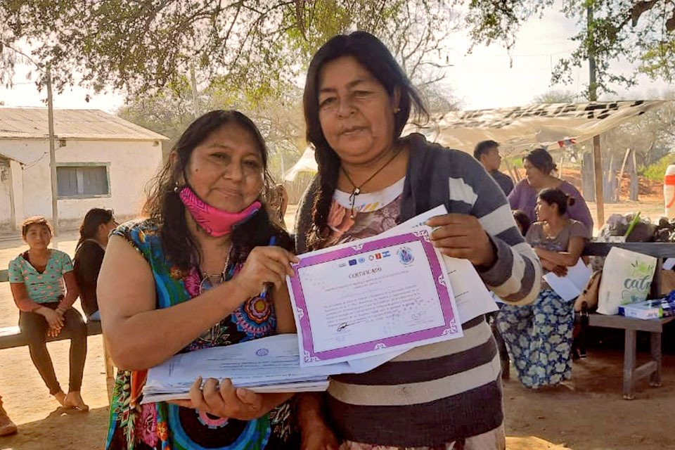 Irene Cari (pictured at left), leader of Foro de Mujeres por la Igualdad de Oportunidades, awarding certificates of completion to the Indigenous women who took part in the trainings sponsored by Spotlight Initiative.  Photo courtesy of FOMUPIO/Irene Cari