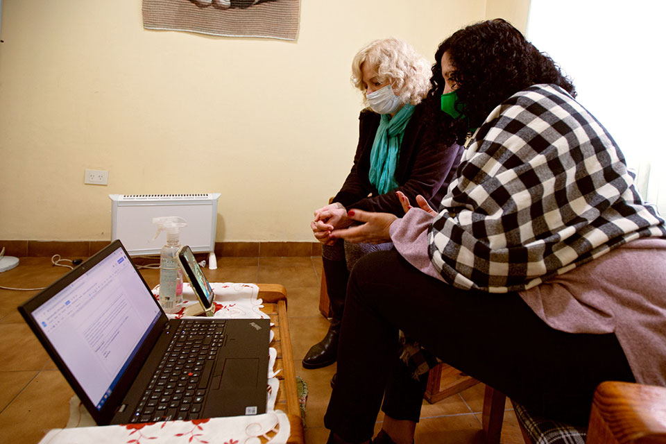 A lawyer and a phycologist at Fundación Espacio de la Mujer provide counseling to women through video calls during COVID-19 lockdowns in the city of Moreno. Photo: UNIC Buenos Aires