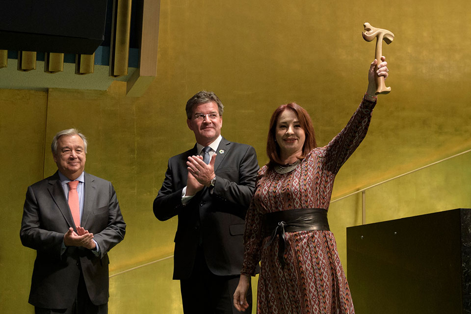 María Fernanda Espinosa Garcés (right), President of the 73rd session of the General Assembly, holds the gavel after the handover from Miroslav Lajcák (centre), President of the 72nd session of the General Assembly. At left is Secretary-General António Guterres. Photo: UN Photo: Manuel Elias