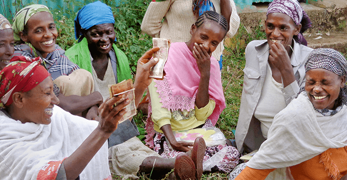 Membres d’un groupe d’entraide en Éthiopie, soutenu par le partenaire Association Charitable d’Union de Femmes Éthiopiennes (UEWCA) comptant leurs revenus hebdomadaires. Photo aimablement fournie par UEWCA.
