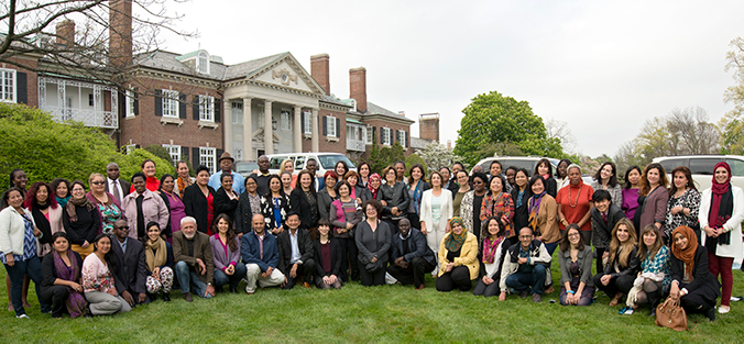Representantes de organizaciones beneficiarias, puntos focales de ONU Mujeres y el equipo del FIG reunidos en Nueva York en 2016 para una capacitación y un intercambio global. Foto: ONU Mujeres/Ryan Brown.