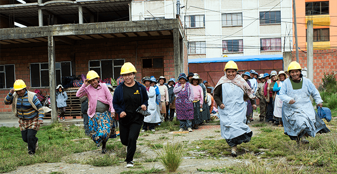 Travailleuses de la construction dans une formation à El Alto, Bolivie, soutenue par le partenaire Red Habitat. Photo aimablement fournie par Red Habitat / Sofia Bensadon.