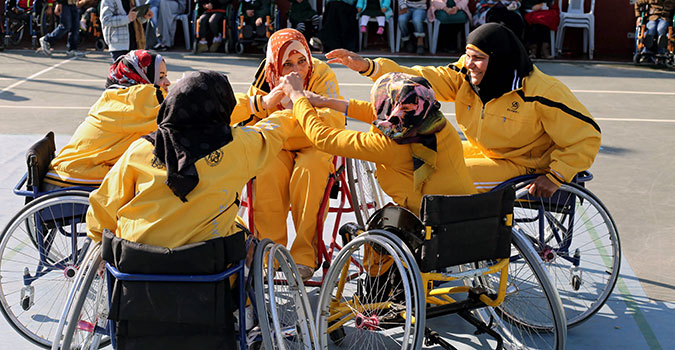 Filles palestiniennes participant à un championnat de basketball en fauteuil roulant à Gaza en décembre 2015. Photo : Samar Abu Al-ouf.