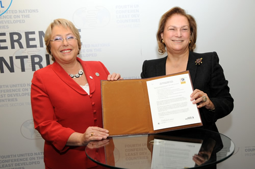 La Sra. Michelle Bachelet, Directora Ejecutiva de ONU Mujeres, y la Sra. Güler Sabanci, Presidenta de Sabanci Holding, muestran la Declaración de los Directores Ejecutivos de apoyo a los Principios de Empoderamiento de las Mujeres que ambas firmaron, 10 de mayo de 2011.
