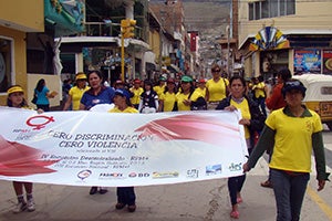 Mujeres marchan en Huánuco para la Cero Discriminacion y Cero Violencia de las Mujeres VIH-positivas, en el IV Encuentro descentralizado de la RPM+. Crédito de foto: PROMSEX/ Balbina Cárdenas