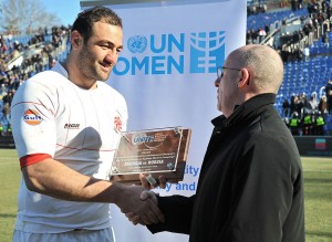 Jamie McGoldrick, UN Resident Coordinator in Georgia, hands a special UNiTE Campaign prize to the 