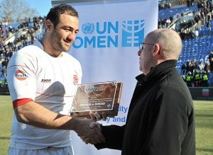 Jamie McGoldrick, Coordinador Residente de la ONU en Georgia, entrega un premio especial de la campaña ÚNETE al “Hombre del partido Mamuka Gorgodze de Georgia. (Foto: Gogita Bukhaidze.)