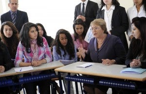 Pour marquer le coup d'envoi de la Journée internationale de la femme, la Directrice exécutive d'ONU Femmes Michelle Bachelet a pris part à un dialogue interactif avec de jeunes étudiantes du lycée de Rabat «  Abidar Al Ghafari » au Maroc. Cette rencontre a réuni des étudiantes venues de quinze écoles de la ville, nommées par leurs pairs pour participer à un débat sur le leadership des femmes et sur les récents changements qui ont marqué la région. (Photo: ONU Femmes/ Karim Selmaoui.)