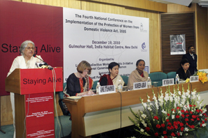 Indira Jaising présente les résultats du 4ème Rapport “Stay Alive, élaboré avec l'appui du Fonds d'affectation spéciale des Nations Unies, au cours d'une Conférence nationale sur le contrôle et l'évaluation annuels de l'application de l'Acte PWDV, au Gulmohar Hall de l'India Habitat Center, à New Delhi, le 19 décembre 2010.