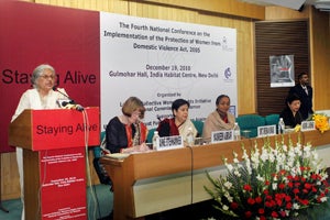 Indira Jaising présente les résultats du 4ème Rapport “Stay Alive, élaboré avec l'appui du Fonds d'affectation spéciale des Nations Unies, au cours d'une Conférence nationale sur le contrôle et l'évaluation annuels de l'application de l'Acte PWDV, au Gulmohar Hall de l'India Habitat Center, à New Delhi, le 19 décembre 2010. Indira Jaising présente les résultats du 4ème Rapport “Stay Alive, élaboré avec l'appui du Fonds d'affectation spéciale des Nations Unies, au cours d'une Conférence nationale sur le contrôle et l'évaluation annuels de l'application de l'Acte PWDV, au Gulmohar Hall de l'India Habitat Center, à New Delhi, le 19 décembre 2010.