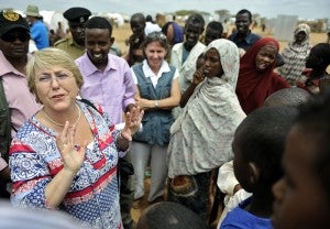 La Directora Ejecutiva de ONU Mujeres Michelle Bachelet comparte con refugiados en el campamento Ifo en el norte de Kenya, 3 de abril de 2011. (Foto: ONU Mujeres.)