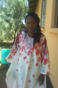 Nengai Lazaro enseña a las niñas jóvenes en la escuela MWEDO cerca de Arusha