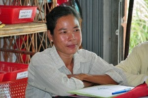 Mom Ra, a Cambodian woman living with HIV, found promise and a sense of solidarity when she received a grant and training to help her start a small business. (Photo: UN Women/Debora Zamd.) Mom Ra, une femme cambodgienne vivant avec le VIH/sida, s'est vue ouvrir de nouvelles possibilités et une notion de la solidarité lorsqu'on lui a accordé une subvention et une formation pour l'aider à lancer sa petite entreprise. (Photo: ONU Femmes /Debora Zamd.)