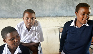 En la escuela las niñas MWEDO cerca de Arusha, chicas como (de izquierda a derecha) Narau Kimani, Bakari Rhoda y Elikana Naserian evitar el flagelo de la mutilación genital femenina y el matrimonio infantil.