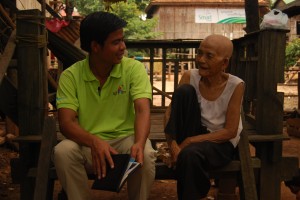 Theara, voluntario de Youth Star, charla con una anciana de la aldea.