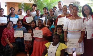 Asistentes al curso de participación política del Instituto Autónomo para la Formación Política de las Mujeres Indígenas, financiado por el Gobierno de España. (Foto: ONU Mujeres.)