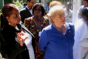 La Directrice du refuge Maria Munir Yusuf (à gauche) fait visiter à Mme Bachelet (à droite) le centre contre la violence sexiste destiné aux femmes pauvres d'Addis-Abeba. 