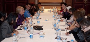 La Directora Ejecutiva de ONU Mujeres Michelle Bachelet en una mesa redonda con activistas y la sociedad civil en El Cairo, debate el rol de las mujeres en la preparación del camino hacia una transición democrática. (Foto: ONU Mujeres)