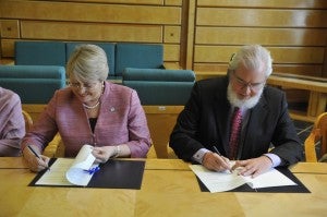 ONU Mujeres y la OIT se unen para promover la igualdad en el lugar de trabajo ONU Mujeres y la OIT se unen para promover la igualdad en el lugar de trabajo
