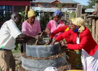 Farmers in Laikipia County constructing vertical gardens – a climate smart approach that reduces labour input, creates diversity in crops and increases water preservation. Credit: UN Women/ James Ochweri