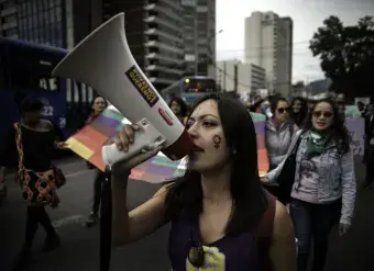 Activists, social leaders, organizations, women and men shout slogans against gender-based violence during the "Vivas nos Queremos" protest in Quito, Ecuador. Photo: UN Women/Johis Alarcon