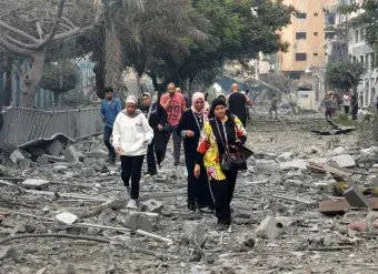 Amid relentless violence, families flee their shattered homes in Tal al-Hawa neighbourhood, seeking refuge in the southern Gaza Strip, 10 October 2023. Photo: UNICEF/Eyad El Baba.